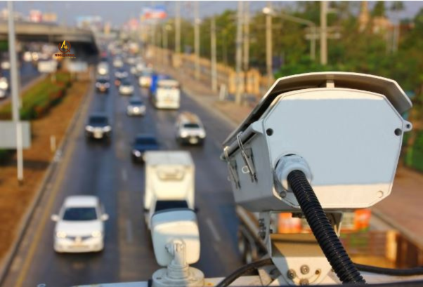 Camera giám sát đường phố chất lượng cao ghi hình giao thông 24/7, hỗ trợ đảm bảo an ninh và quản lý phương tiện hiệu quả.