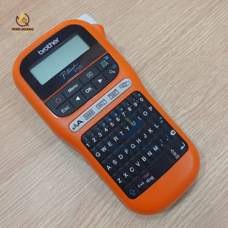 Máy in tem nhãn Brother P-touch E110 chính hãng, thiết kế nhỏ gọn, màu cam đen, in nhãn TZe sắc nét, phù hợp kỹ thuật viên và văn phòng.