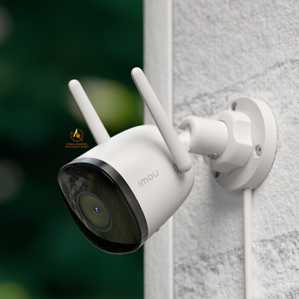 Camera Imou Bullet 2C 2MP lắp đặt ngoài trời, độ phân giải Full HD 1080p, chống nước IP67 và giám sát từ xa qua điện thoại.